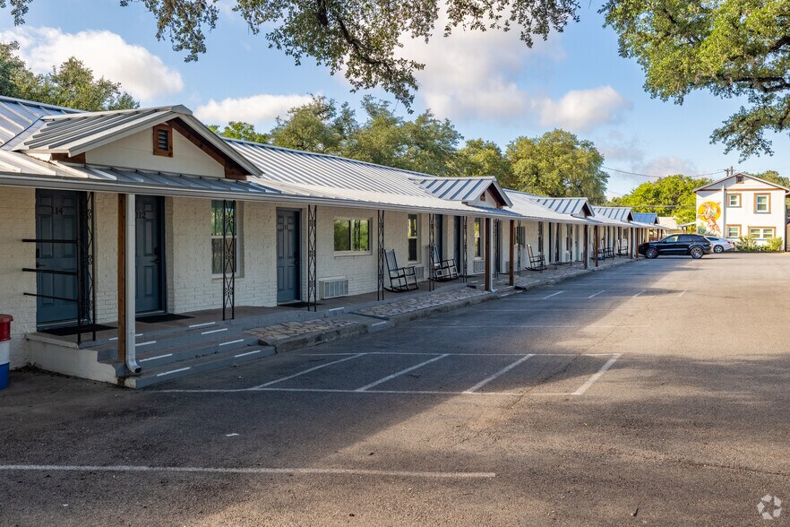 More Photos Of 902 Main St, Blanco Unknown For Lease