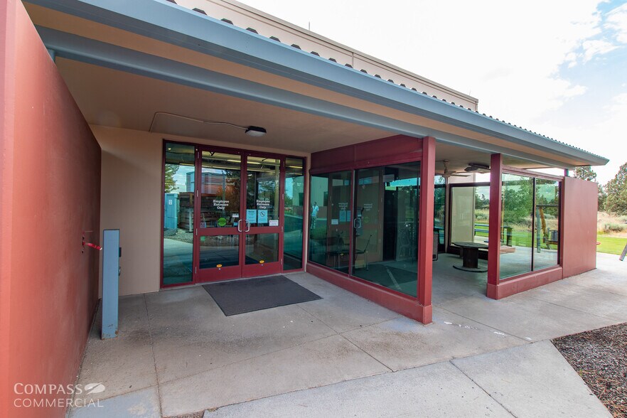 More Photos Of 2999 SW 6th St, Redmond Office For Lease