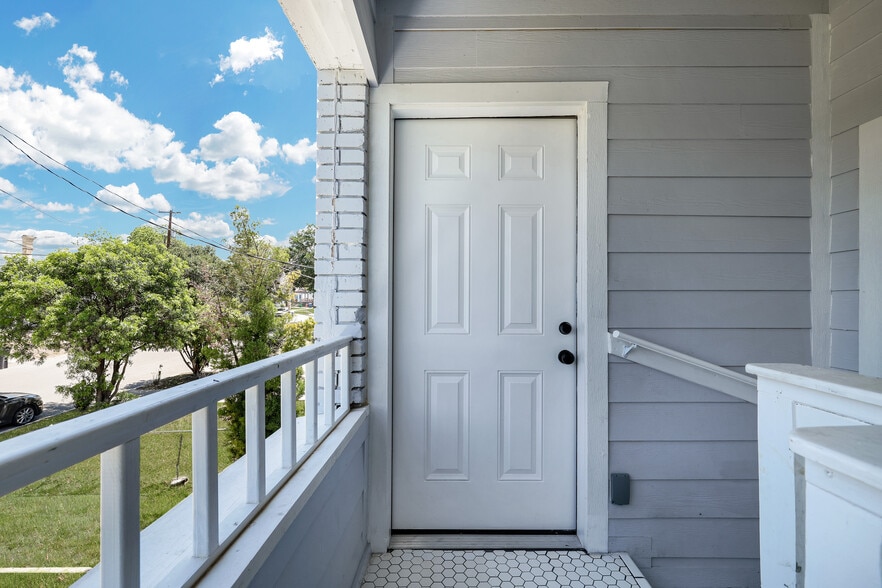 More Photos Of 834 W Russell Pl, San Antonio Apartments For Sale