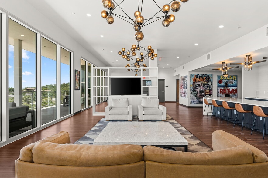More Photos Of 4229 N FM 620 Hwy, Austin Showroom For Sale