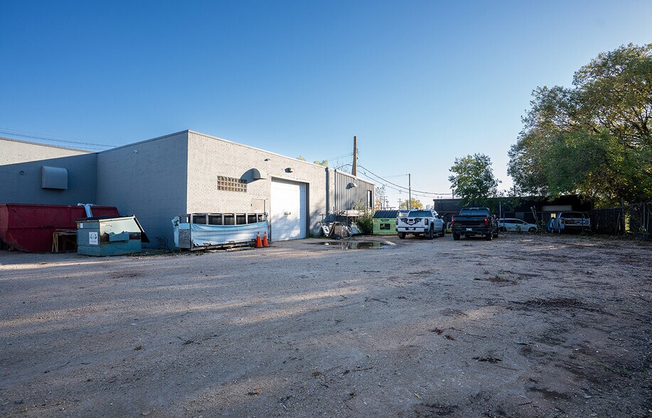 More Photos Of 1808 St Matthews Av, Winnipeg Office For Lease
