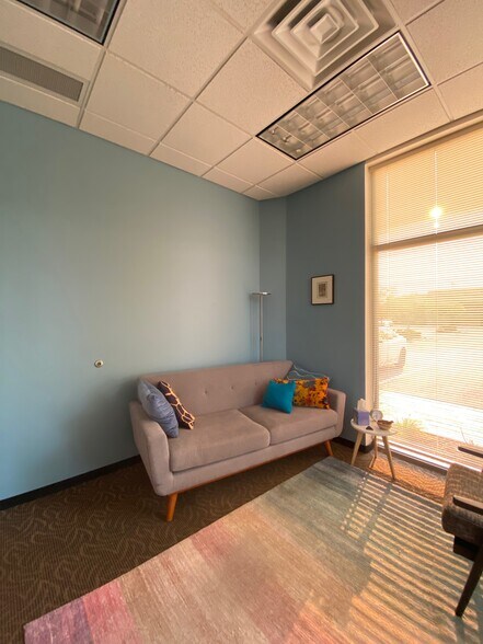 More Photos Of 533 E Riverside Dr, Eagle Office Residential For Lease