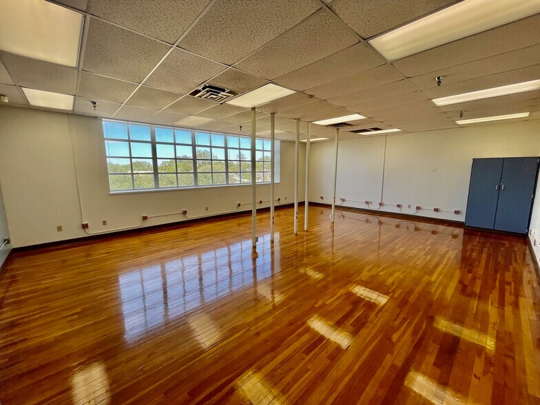 More Photos Of 216 E College St, Seguin Flex For Sale