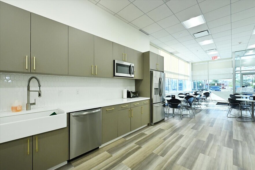 More Photos Of 10 Commerce Dr, Hauppauge Manufacturing For Sale