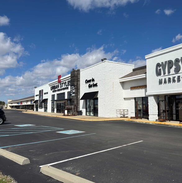 More Photos Of 8369-8475 Castleton Corner Dr, Indianapolis Unknown For Lease