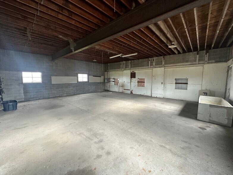 More Photos Of 57582 N Main St, Three Rivers Flex For Lease