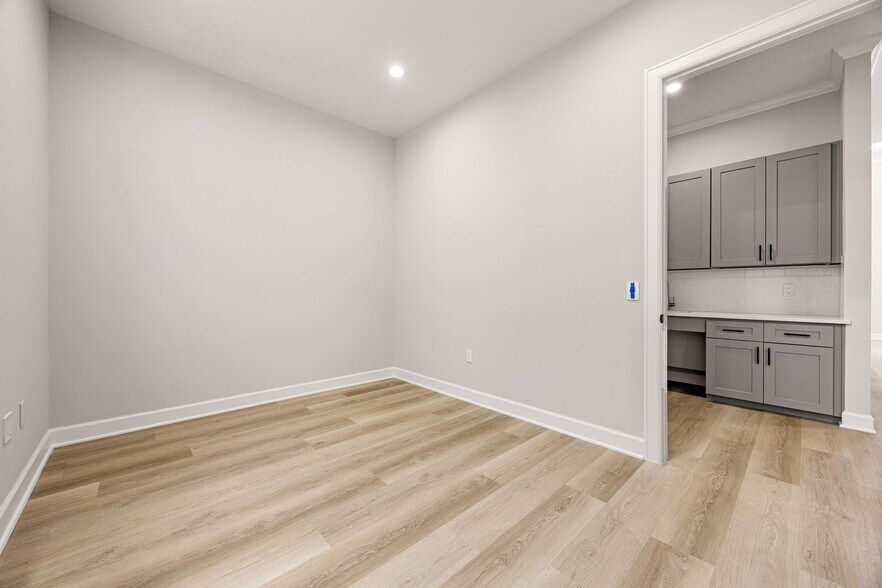 More Photos Of 1325 Main Street, Katy Medical For Sale