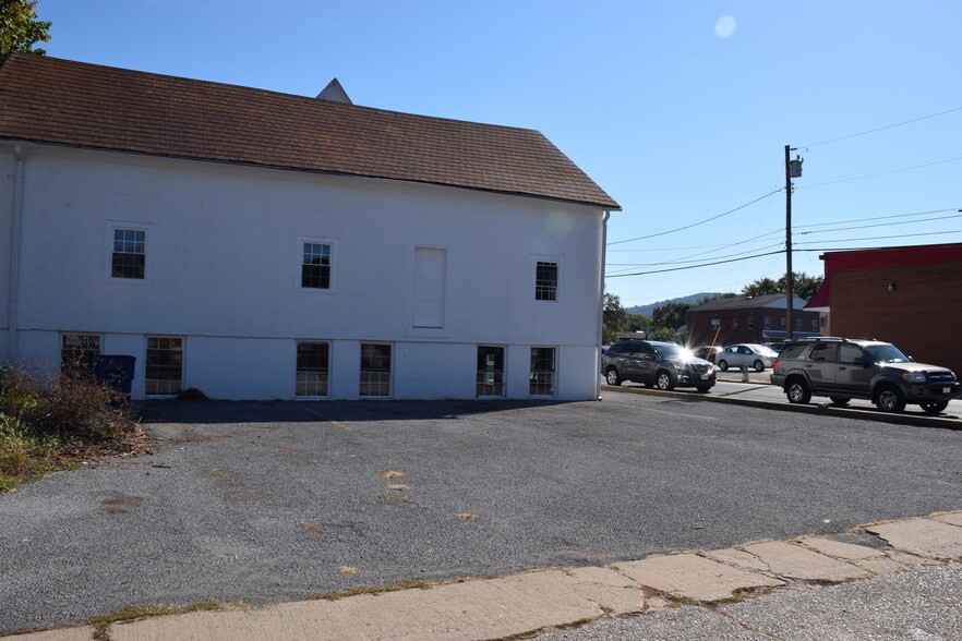 More Photos Of 27 S Royal Ave, Front Royal Medical For Lease