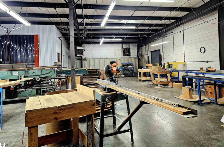 More Photos Of 800 Woodside Dr, Saint Louis Industrial For Sale