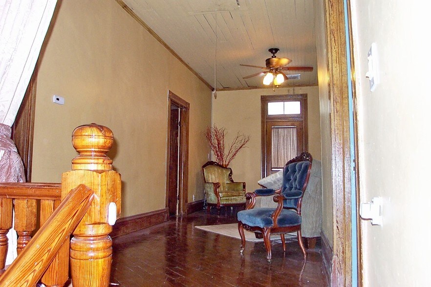 More Photos Of 27 Sycamore St, Jefferson Specialty For Lease