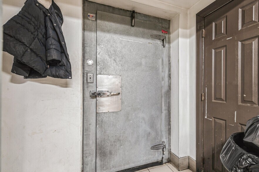 More Photos Of 20 County Road 39, Southampton Restaurant For Lease