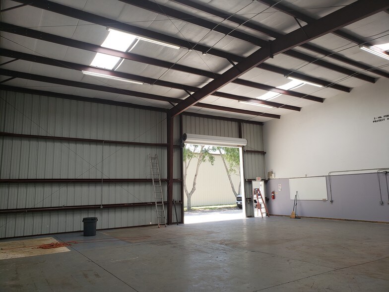 More Photos Of 3390 N Courtenay Pky, Merritt Island Warehouse For Lease