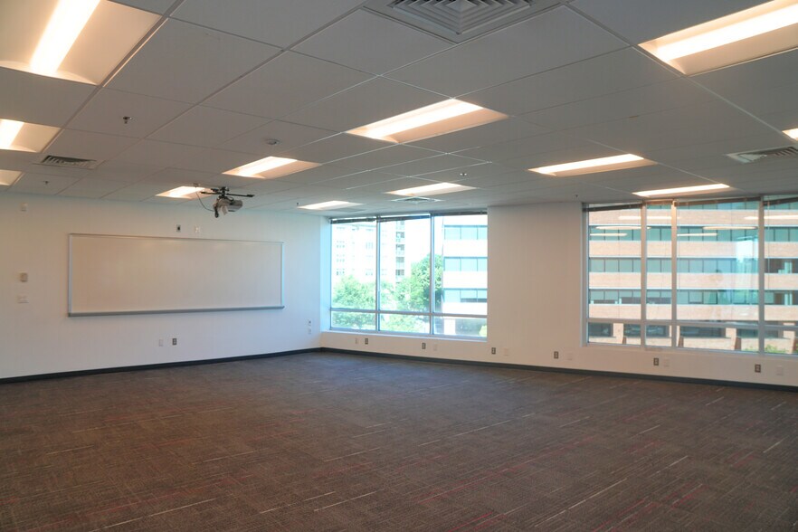 More Photos Of 2121 N 15th St, Arlington Office For Lease