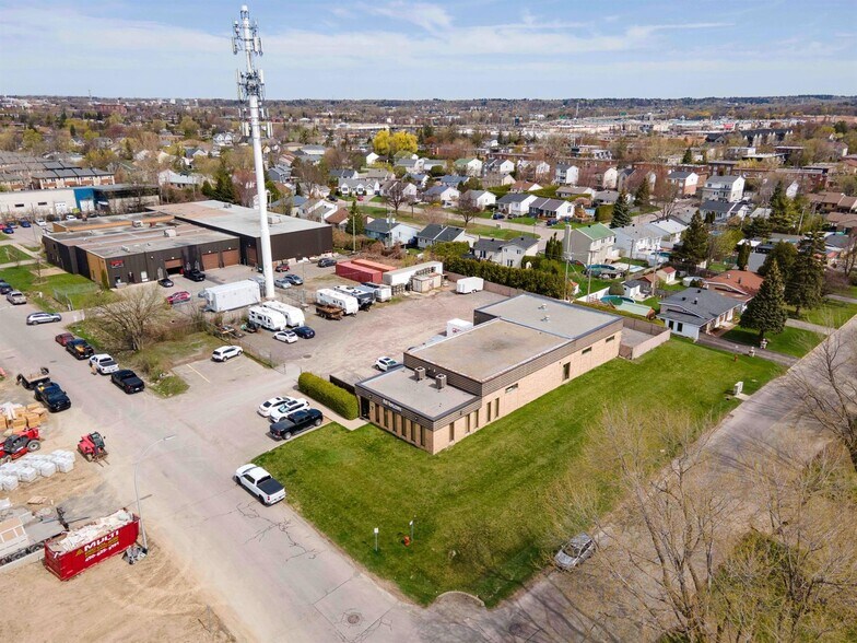 More Photos Of 509 Rue Papineau, Boisbriand Industrial For Sale