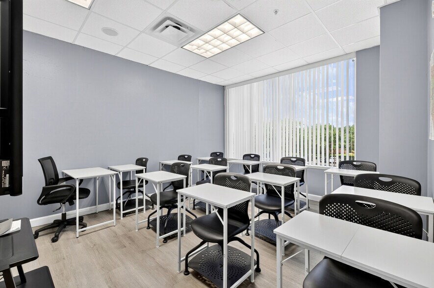 More Photos Of 6200 Metrowest Blvd, Orlando Office For Sale