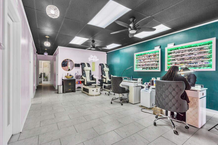 More Photos Of 110 E Butler Rd, Mauldin Storefront For Sale