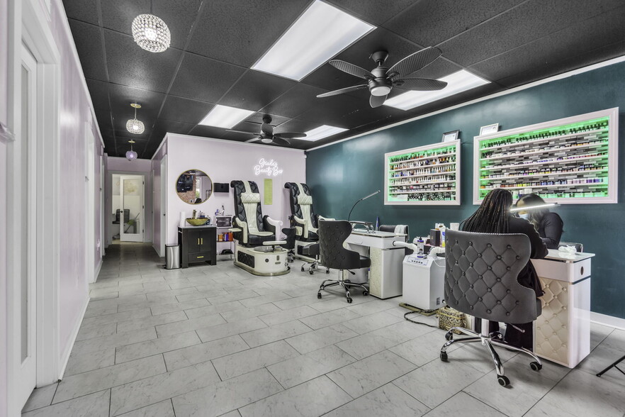 More Photos Of 110 E Butler Rd, Mauldin Storefront For Sale