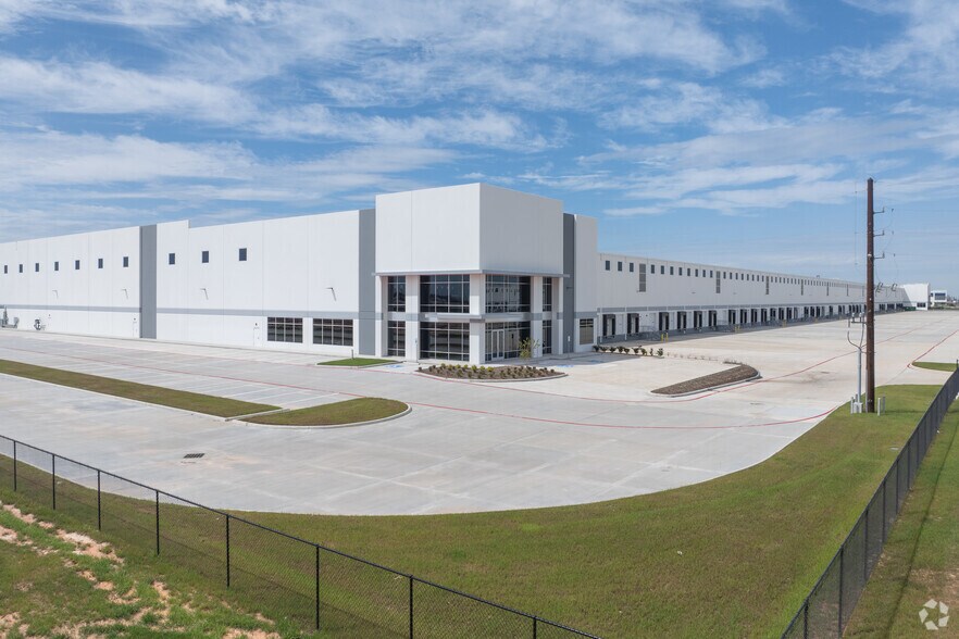 More Photos Of 30815 Kingsland Blvd, Brookshire Warehouse For Lease