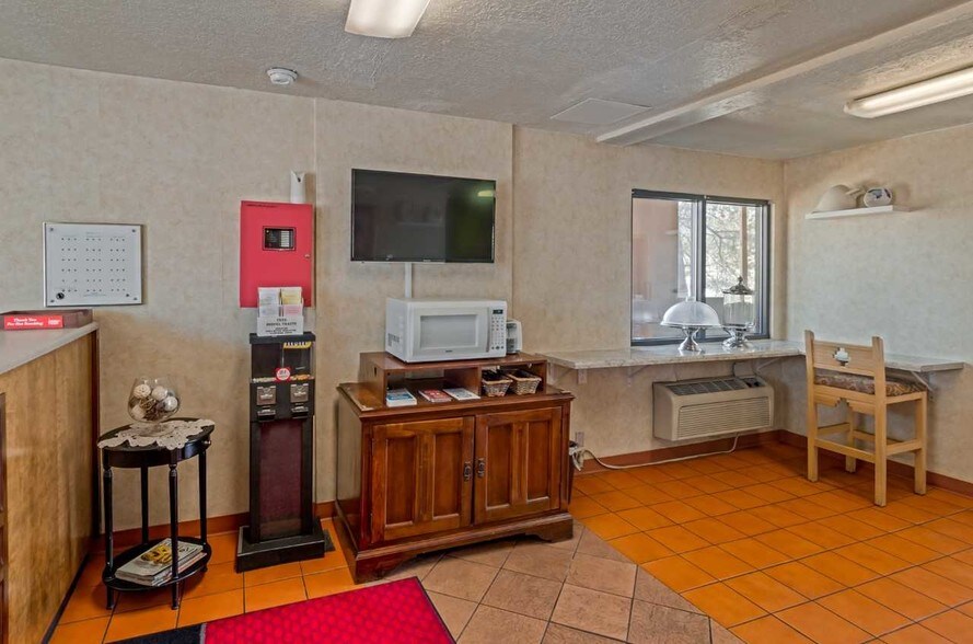 More Photos Of 1520 Candelaria Rd NE, Albuquerque Hotel For Sale