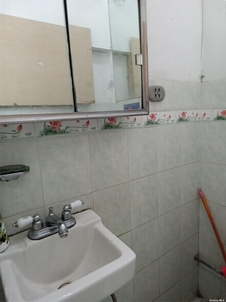 More Photos Of 7062 Broadway, Jackson Heights General Retail For Lease