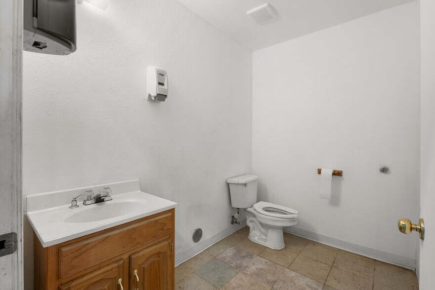 More Photos Of 80 E Wilbur Ave, Coeur d'Alene Service For Lease