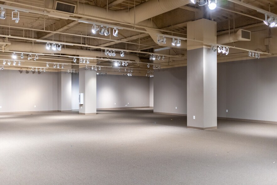 More Photos Of 495 S Grand Central Pky, Las Vegas Showroom For Lease