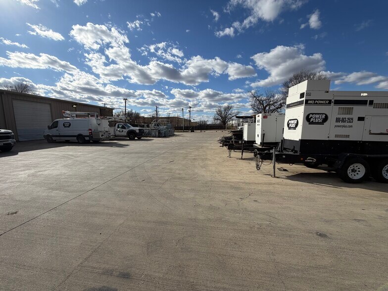 More Photos Of 240 Gilbert Cir, Grand Prairie Warehouse For Lease