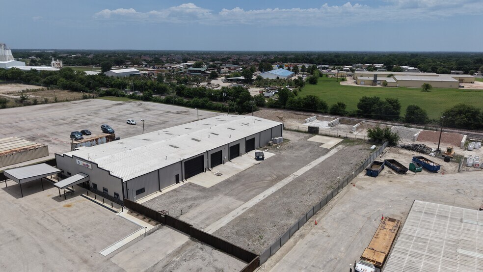 More Photos Of 6850 N Interstate 35e E, Waxahachie Warehouse For Lease