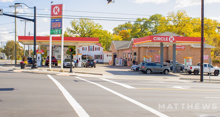 Primary Photo Of 11 S Cleveland Massillon Rd, Fairlawn Convenience Store For Sale
