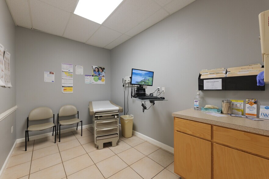 More Photos Of 305 Expressway 83, Mission Medical For Lease