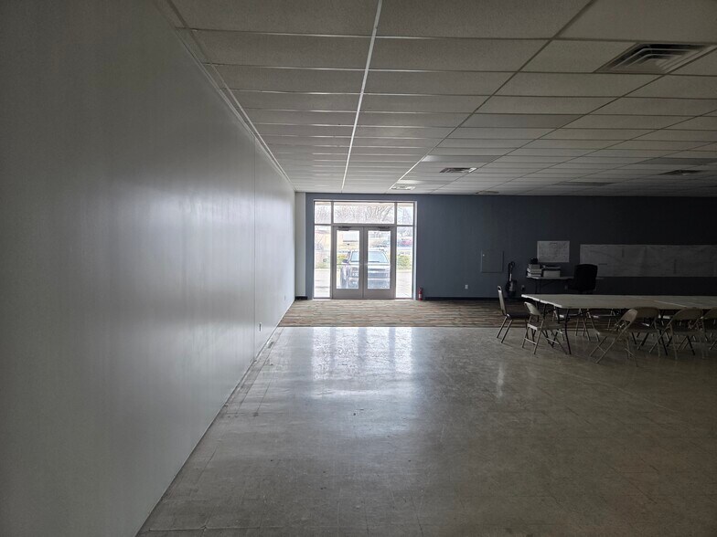 More Photos Of 3095 N Genesee Rd, Flint Freestanding For Lease