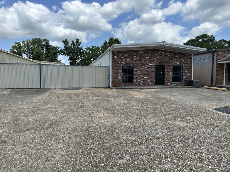 Primary Photo Of 9951 Mammoth Ave, Baton Rouge Warehouse For Lease