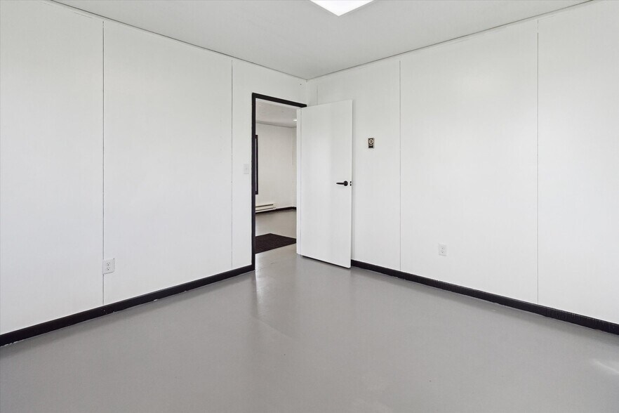 More Photos Of 1395 W Monroe Rd, Saint Louis Office For Sale