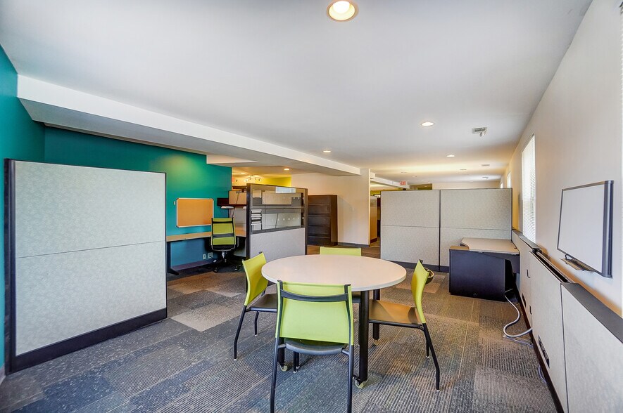 More Photos Of 3925-3927 Brotherton Rd, Cincinnati Office For Sale