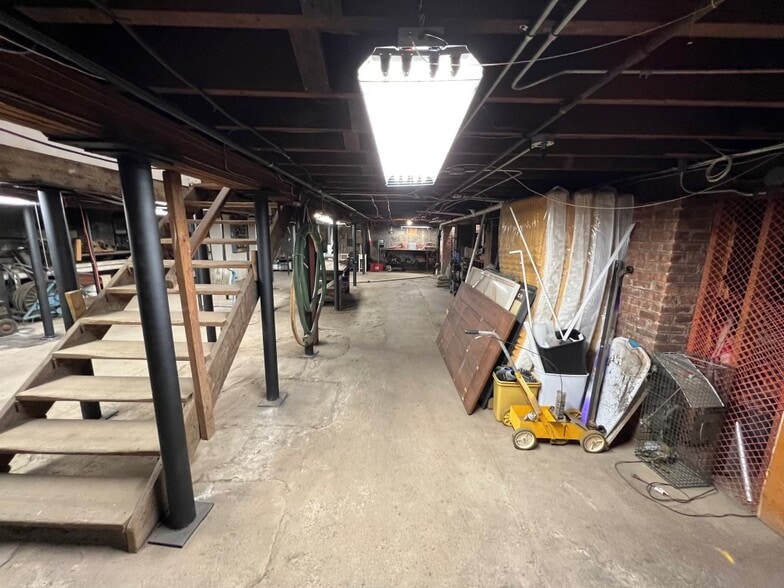 More Photos Of 1909-1911 S Salina St, Syracuse Office For Sale