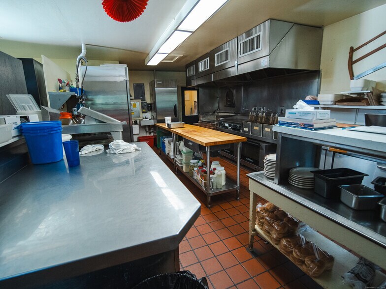 More Photos Of 670 Main St N, Woodbury General Retail For Sale