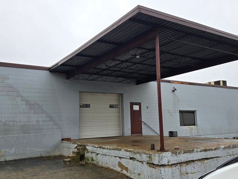 More Photos Of 100 Glen Rd, Cranston Manufacturing For Lease