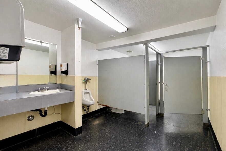 More Photos Of 1005 E Orangethorpe Ave, Anaheim Warehouse For Sale