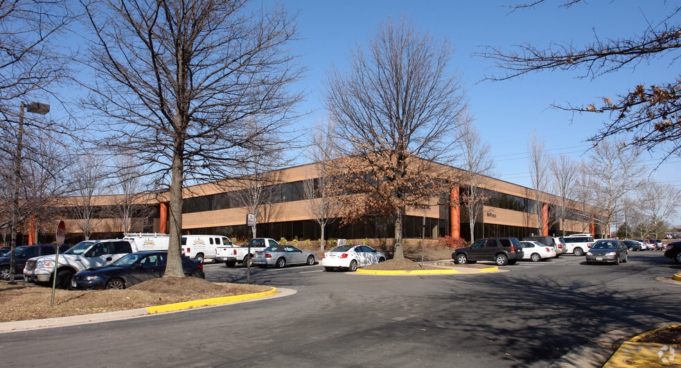 More Photos Of 14000 Thunderbolt Pl, Chantilly Showroom For Lease