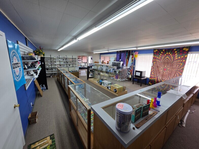 More Photos Of 402-412 S State Highway 5, Versailles General Retail For Sale