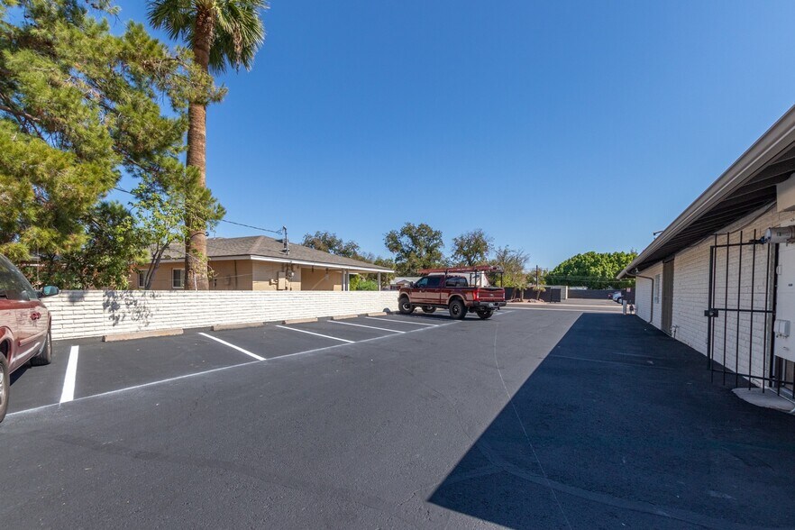 More Photos Of 600 E University Dr, Mesa Medical For Lease