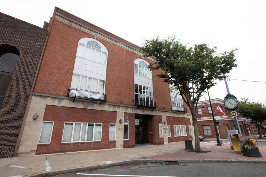 Primary Photo Of 935 Main St, Manchester Medical For Sale