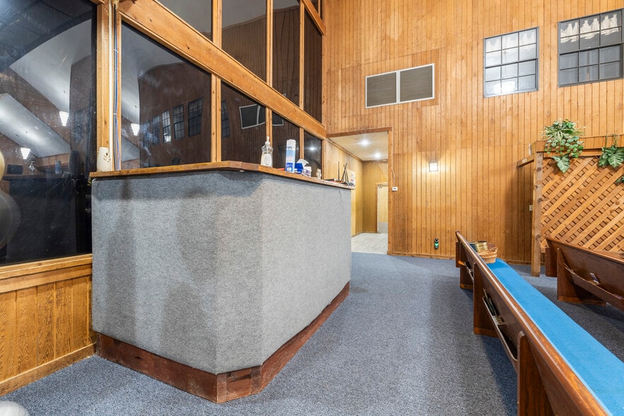More Photos Of 10511 Main St, Thonotosassa Religious Facility For Sale