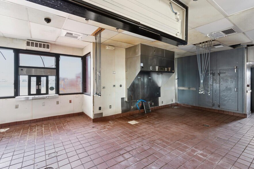 More Photos Of 1721 S Mechanic St, El Campo Fast Food For Sale