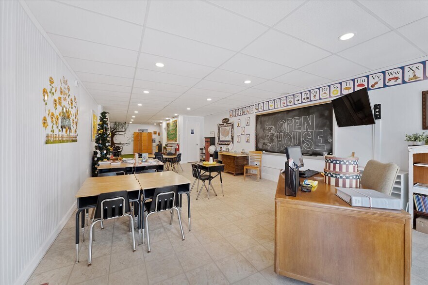 More Photos Of 313 E Main St, Humble Storefront Retail Office For Lease