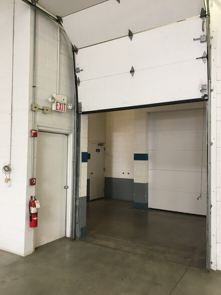 More Photos Of 351-425 Country Club Dr, Bensenville Warehouse For Lease