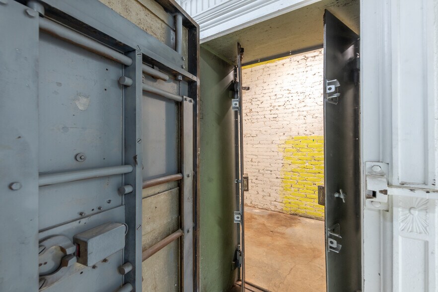 More Photos Of 197 E Jefferson Blvd, Los Angeles Warehouse For Sale