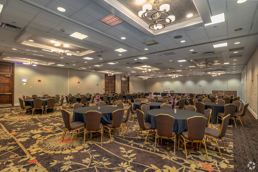 More Photos Of 5300 Rockside Rd, Independence Hotel For Sale