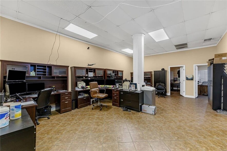 More Photos Of 702 SW South Ave, Blue Springs Warehouse For Lease