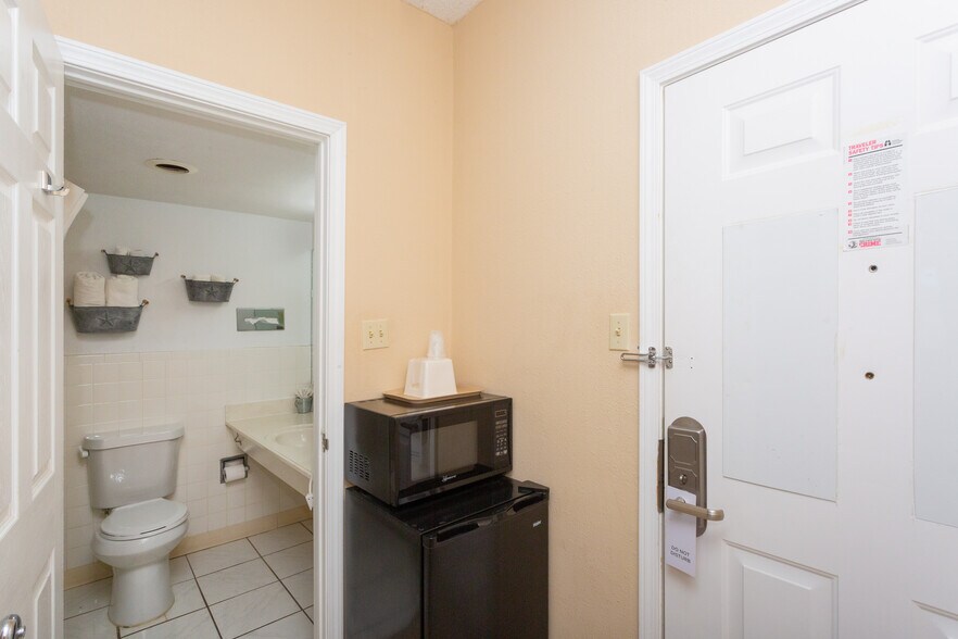 More Photos Of 2803 W 2nd St, Roswell Hotel For Sale